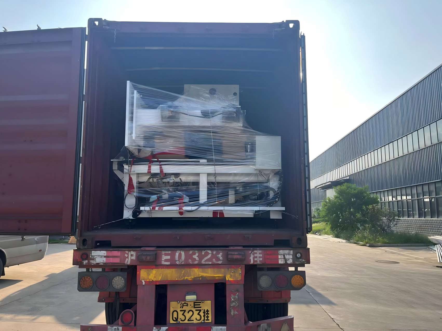  Swift and Professional Factory Delivers Laminated Glass Cutting Machine in Shipping Container to Australia